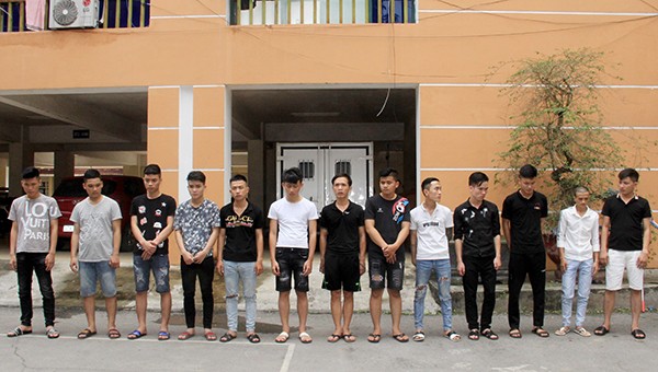 13 đối tượng bị bắt giữ tại Đà Nẵng di lý về thành phố  Vinh để phục vụ điều tra. 