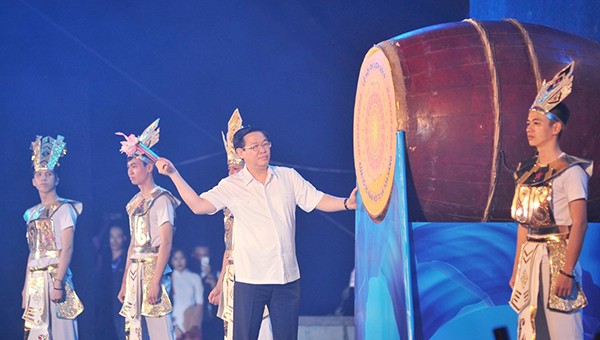 Phó thủ tướng Vương Đình Huệ đánh trống khai mạc Hội du lịch Cửa Lò năm 2019 (ảnh Báo NA)