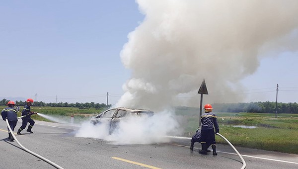 Lực lượng cứu hộ dập tắt ngọn lửa, chiếc xe bị thiêu trụi.