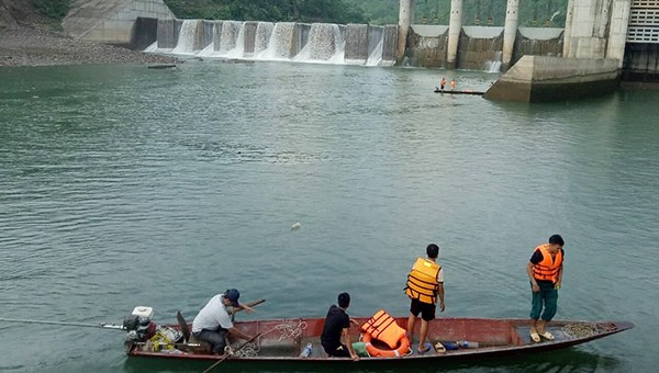 Lực lượng tìm kiếm đang nỗ lực tìm nạn nhân mất tích dưới chân dập thủy điện Nậm Nơn