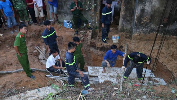 Hiện trường lực lượng cứu hộ bới đất tìm thi thể người đàn ông dưới đống đất đá (ảnh Báo Nghệ An)