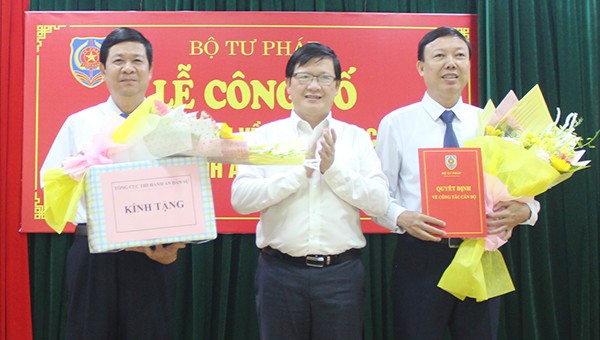 Tổng cục trưởng Tổng cục THADS Mai Lương Khôi trao các quyết định và tặng hoa cho ông Văn Đình Minh (ngoài cùng bên phải) và ông Nguyễn Văn Cường (ngoài cùng bên trái)