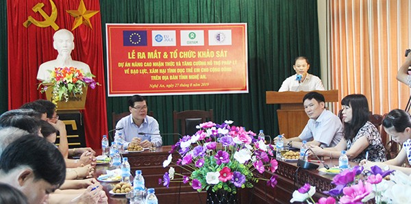 Ông Phạm Thành Chung , Phó Giám đốc Sở Tư pháp Nghệ An trình bày một số thực trạng về bạo lực, xâm hại tình dục trẻ em trên địa bàn. 
