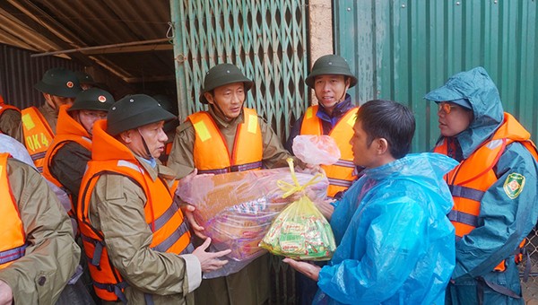 Bí thư Tỉnh ủy Hà Tĩnh thăm hỏi, động viên nhân dân bị ngập lụt tại huyện Hương Khê. 