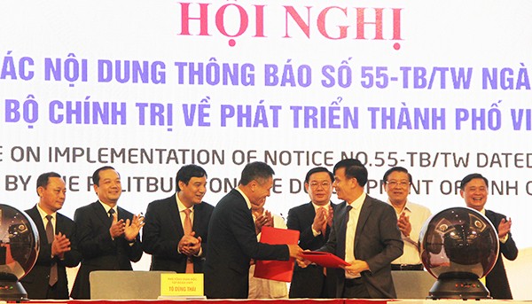 Phó thủ tướngChính phủ Vương Đình Huệ cùng các lãnh đạo chứng kiến lễ ký kết hợp tác giữa UBND TP Vinh và Tập đoàn Bưu chính viễn thông.