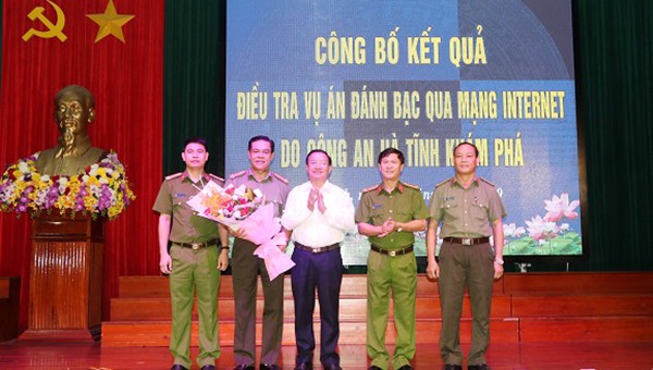 Bí thư Tỉnh ủy tỉnh Hà Tĩnh Lê Đình Sơn tặng hoa chúc mừng Ban chuyên án