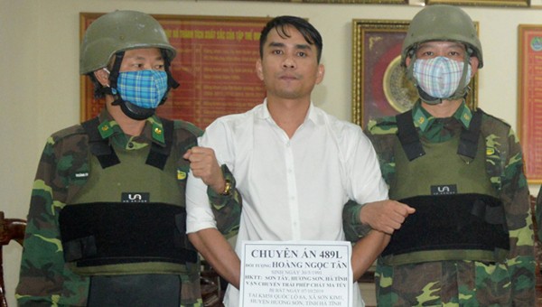 Đối tượng Hoàng Ngọc Tân bị bắt khi đang mang theo 6 bánh heroin cùng khẩu súng ngắn về Việt Nam