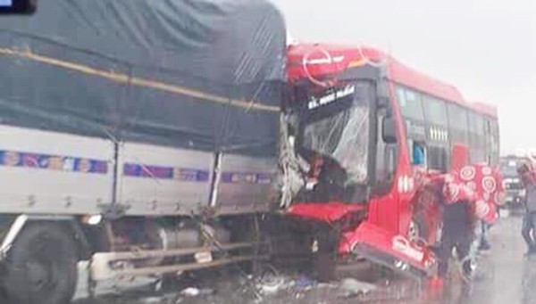 Hiện trường vụ tai nạn giữa xe tải và xe khách khiến 1 người chết, nhiều người bị thương