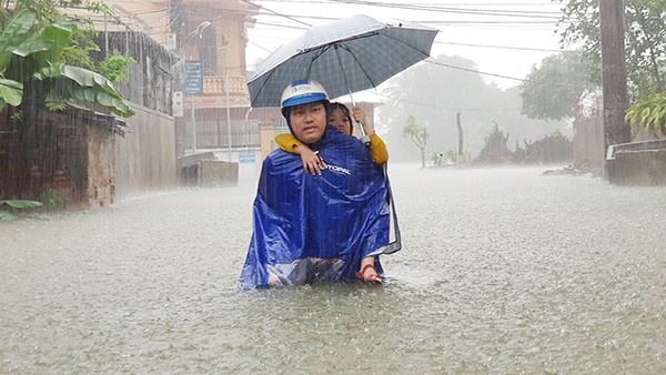 Mưa ngập lụt trên diện rộng các tuyến đường thành phố Vinh