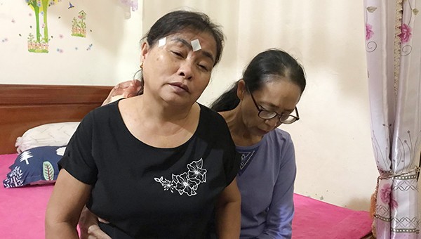 Bà Nguyễn Thị Phong (mẹ chị Phạm T.T.M) như người mất hồn khi nhận được tin nhắn của con gái gửi về rồi mất tích.