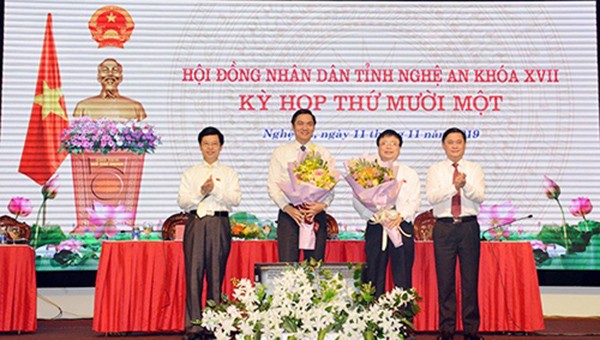 Chủ tịch HĐND tỉnh Nguyễn Xuân Sơn và Chủ tịch UBND tỉnh Thái Thanh Quý tặng hoa chúc mừng ông Hoàng Nghĩa Hiếu và ông Bùi Đình Long