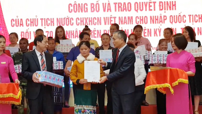 Phó chủ tịch UBND tỉnh Nghệ An Lê Ngọc Hoa và Giám đốc Sở Tư pháp Nghệ An trao Quyết định công nhận Quốc tịch và phần quà cho các công dân.