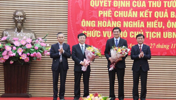Lãnh đạo UBND tỉnh tặng hoa chúc mừng hai tân Phó chủ tịch.