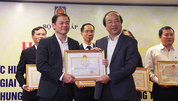 Thứ trưởng Phan Chí Hiếu tặng bằng khen của Bộ trưởng Bộ Tư pháp cho tập thể Sở Tư pháp Nghệ An.
