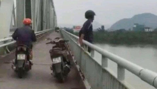 Nam thanh niên đứng trên lan can cầu rồi buông tay nhảy xuống sông Lam tự tử