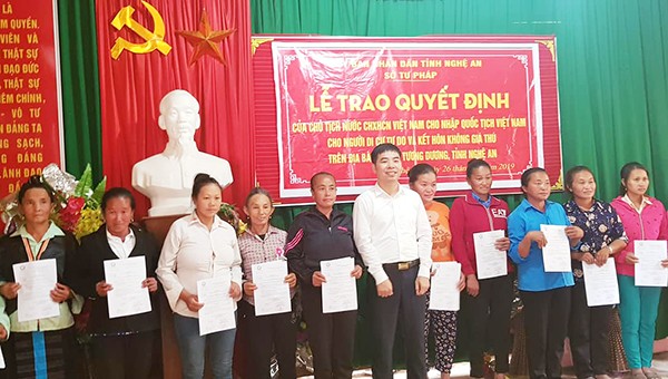 65 người Lào được trao quyết định nhập Quốc tịch Việt Nam