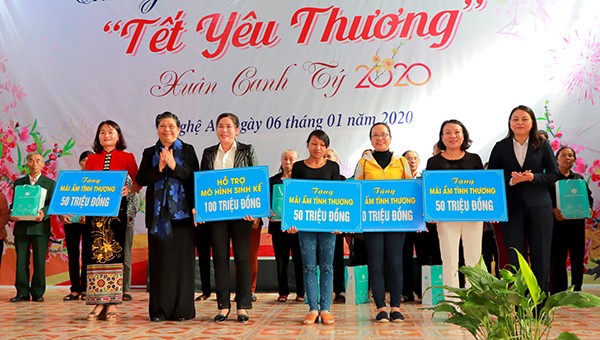 Phó Chủ tịch Thường trực Quốc hội Tòng Thị Phóng và Chủ tịch Hội LHPN Việt Nam Nguyễn Thị Thu Hà trao kinh phí hỗ trợ xây dựng mái ấm tình thương.