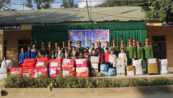 Đoàn trao quà tại Trường PTDT bán trú THCS xã Hữu Khuông  