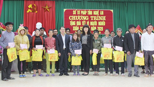 40 suất quà tết được trao cho 40 hộ nghèo trên địa bàn xã Thanh Sơn.