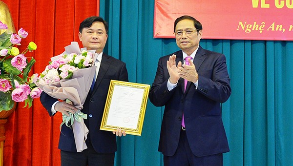 Trưởng ban Tổ chức Trung ương trao Quyết định chuẩn y kết quả bầu cử Bí thư Tỉnh ủy Nghệ An đối với ông Thái Thanh Quý của Bộ Chính trị.