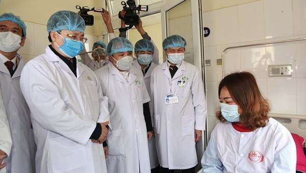 Ban chỉ đạo thăm bệnh nhân từ Trung Quốc về ăn Tết Nguyên đán có triệu chứng sốt, ho.
