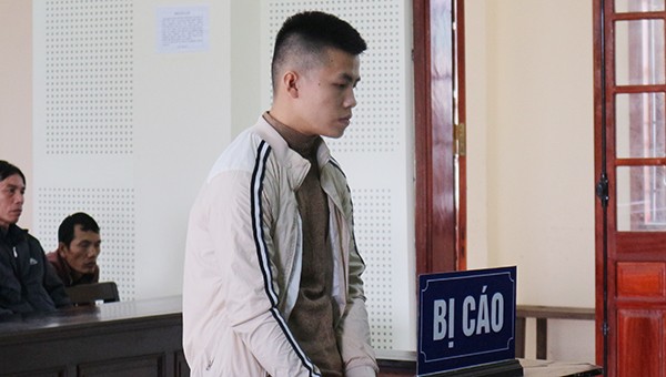 Bị cáo Lữ Quý Hùng nhận bản án 12 năm tù cho tội giết người.