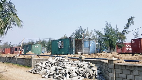 Doanh nghiệp đã tự ý lắp xây dựng, lắp đặt 130 thùng container trong rừng phòng hộ ven biển thay vì dựng lều bạt như đã phê duyệt.
