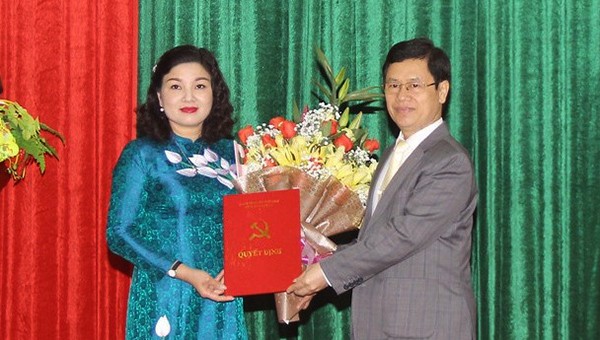 Chủ tịch HĐND tỉnh Nguyễn Xuân Sơn trao quyết định điều động bà Nguyễn Thị Hồng Hoa giữ chức Bí thư Huyện ủy Nam Đàn.