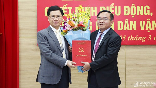 Chủ tịch HĐND tỉnh Nguyễn Xuân Sơn trao quyết định và tặng hoa chúc mừng tân Trưởng Ban Dân vận Tỉnh ủy (ảnh Quốc Sơn - Báo NA) 