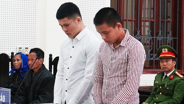 Hai bị cáo tại phiên tòa nhận 32 năm tù cho tội giết người.