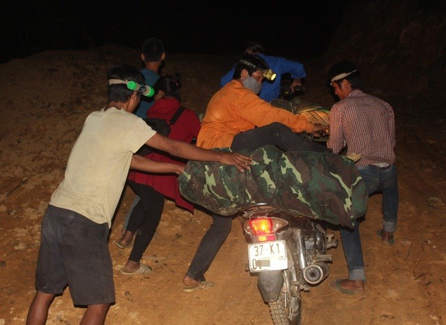 Một lao động ở Kỳ Sơn tử nạn khi làm việc tại bãi vàng chui ở Quảng Nam được đưa về quê năm 2016.