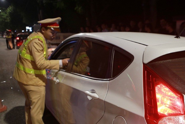 Cảnh sát giao thông Nghệ An kiểm tra nồng độ cồn, ma túy đối với tài xế