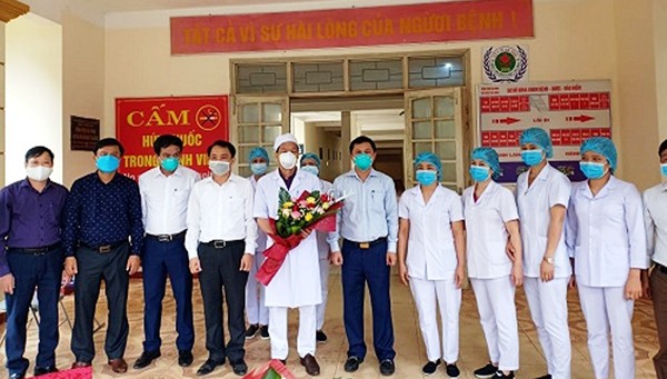 Giám đốc Sở Y tế Hà Tĩnh, Lê Ngọc Châu tặng hoa chúc mừng y, bác sỹ Bệnh viện Đa khoa cửa khẩu Cầu Treo lần đầu tiên chữa khỏi Covid-19.