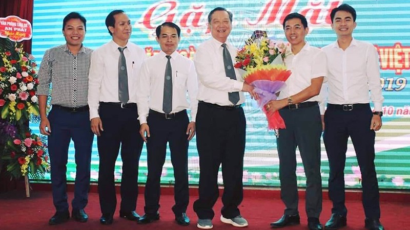 Ông Nguyễn Quốc Tuấn (người thứ 2 từ trái sang) được bầu giữ chức vụ Phó giám đốc sở Tư pháp Hà Tĩnh. 