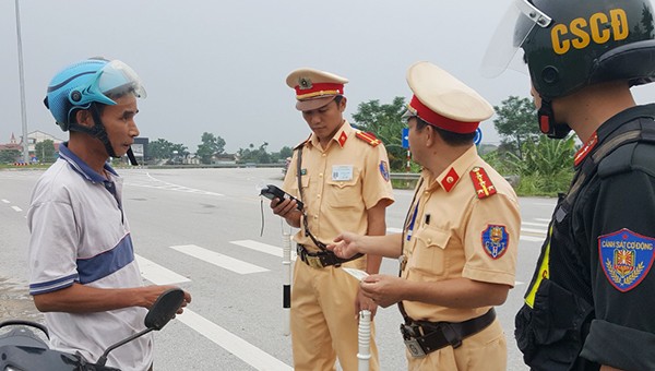 Lực lượng CSGT phối hợp với các đơn vị tổ chức kiểm tra các phương tiện giao thông