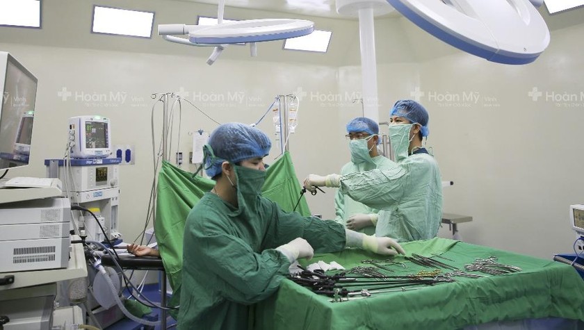 Các bác sĩ tiến hành phẫu thuật cho nữ bệnh nhân 21 tuổi mang khối u lớn.