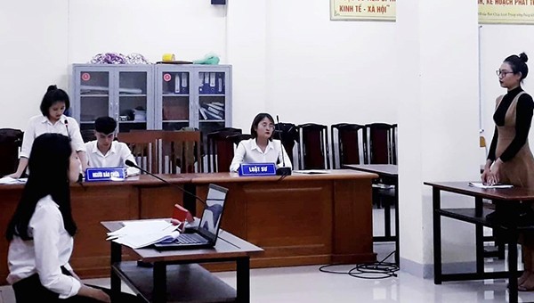 Sinh viên khoa Luật Đại học Vinh tham gia mô hình “Phiên tòa giả định” tại Phòng xử án mô phỏng theo đúng quy chuẩn.