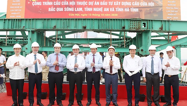 Lãnh đạo Bộ GTVT  cùng lãnh đạo hai tỉnh Nghệ An và Hà Tĩnh chúc mừng sau khi thực hiện nghi thức hợp long cầu Cửa Hội