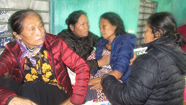 Mẹ bà Phan Thị Hạnh (người thứ 2 bên phải) đau đớn ngất lên, ngất xuống.