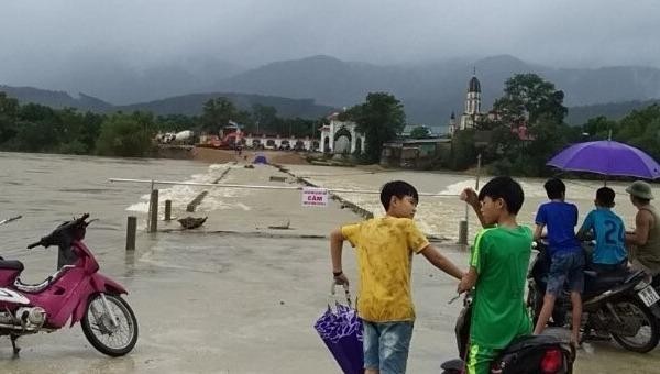 Cầu Tân Dừa đi qua xã Hương Trạch (Hương Khê) bị ngập.