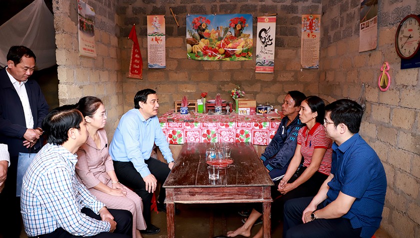 Đoàn công tác do ông Nguyễn Đắc Vinh - Ủy viên Trung ương Đảng, Phó Chánh Văn phòng Trung ương Đảng dẫn đầu đã đến thăm, động viên, tặng quà một số gia đình bị ảnh hưởng do mưa lụt vừa qua ở Nghệ An. 