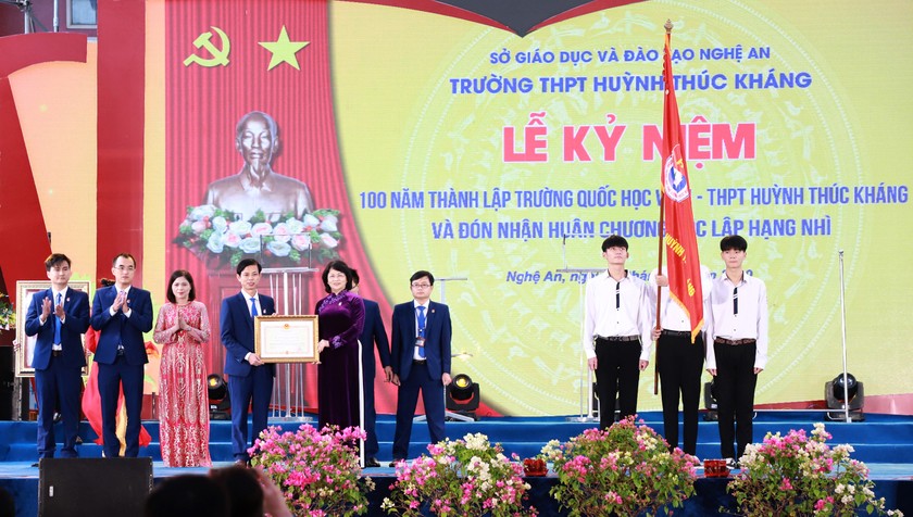 Phó Chủ tịch nước Đặng Thị Ngọc Thịnh trao Huân chương Độc lập hạng Nhì cho Trường THPT Huỳnh Thúc Kháng