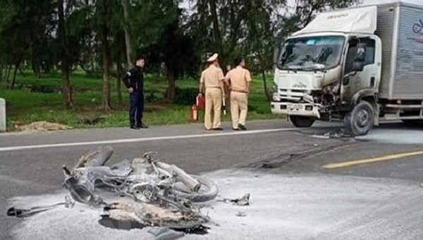Hiện trường vụ tai nạn khiến người đàn ông tử vong, xe máy bốc cháy.