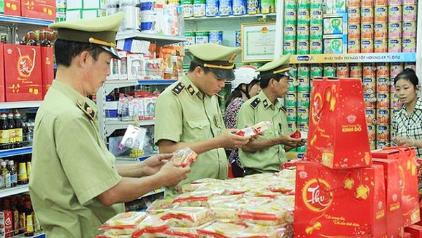 Lực lượng Quản lý thị trường tỉnh Hà Tĩnh kiểm tra hàng hoá chống buôn lậu, gian lận thương mại, hàng giả.