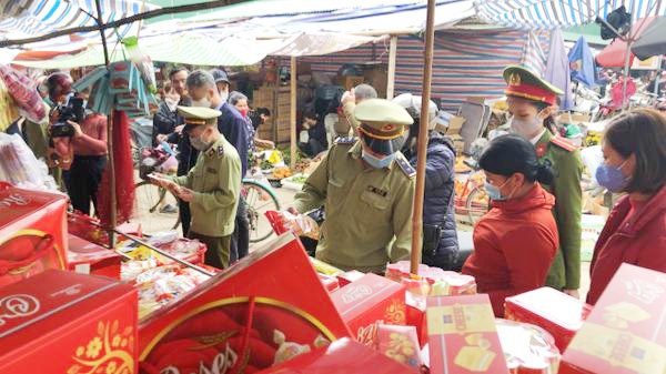 Đoàn kiểm tra liên ngành huyện Hương Sơn phối hợp với Đội QLTT số 5, kiểm tra hoạt động kinh doanh ở chợ Phố Châu.