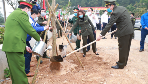 Các đồng chí lãnh đạo trồng cây dọc tuyến đường vào Khu Lăng mộ Vua Mai, TT Nam Đàn.