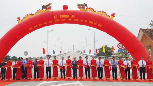 Thủ tướng Nguyễn Xuân Phúc và các đại biểu cắt băng thông xe cầu Cửa Hội bắc quan sông Lam.