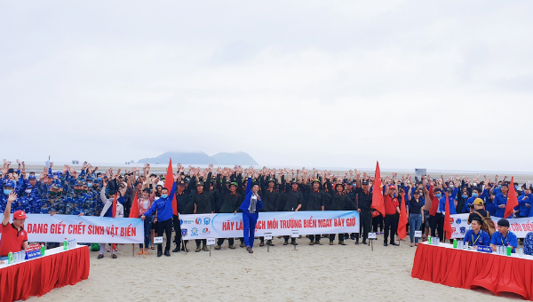 Gần 1000 đoàn viên, thanh niên tham gia chiến dịch "Nhặt rác làm sạch biển".