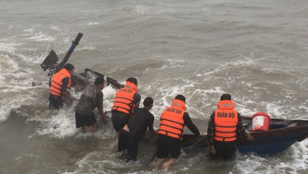 Đồn Biên phòng Sầm Sơn đã cứu vớt được 2 phương tiện của ngư dân gặp nạn trên biển.