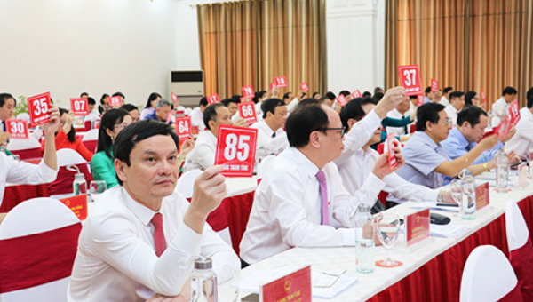 Các đại biểu thống nhất thông qua Nghị quyết về việc thành lập Văn phòng Đoàn đại biểu Quốc hội và HĐND tỉnh Nghệ An.